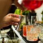 Jägerbombs – historien, kulturen og den ultimative guide til den ikoniske festdrink